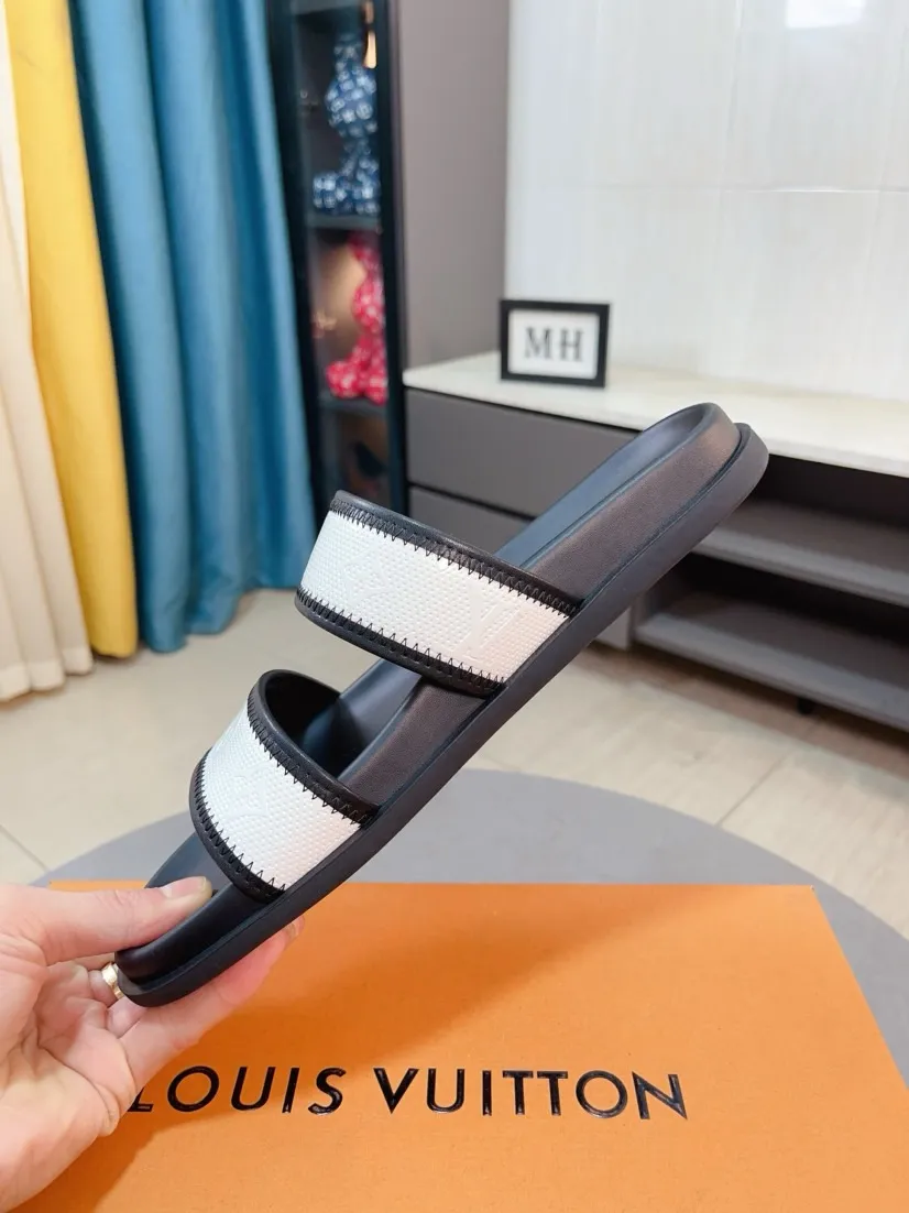 Ex-factory price 320🌹🌹 (lv-Louis Vuitton) new men's sandals, high-end boutique, exquisite embossed logo decoration on the upper, fine workmanship, super soft soles, casual, loose and comfortable, a must-have in summer! \nsize：38-44